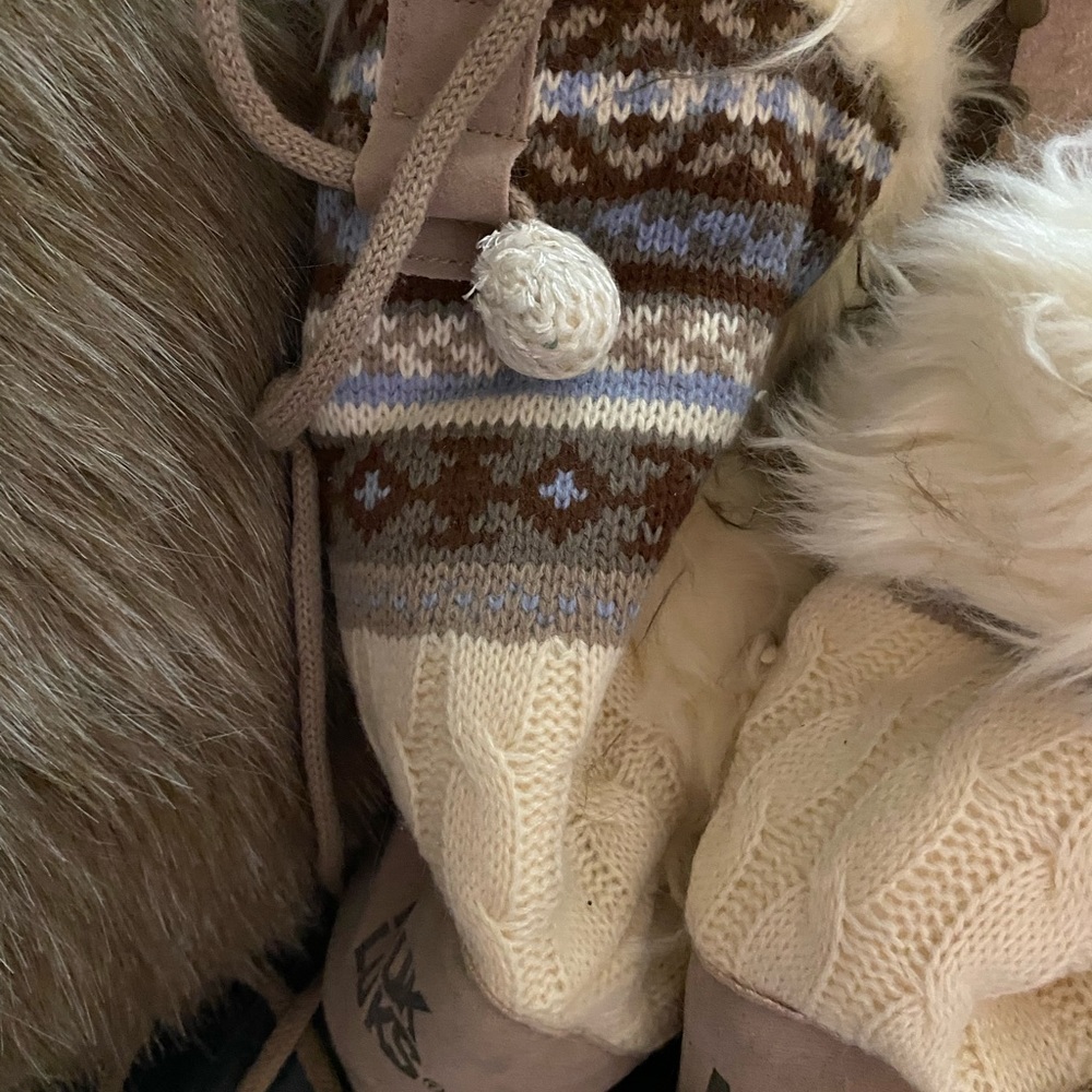 Slip on mid calf womens warm & cozy moccasins. Size Medium 6.5 - 7.5